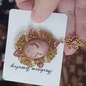 Brooche